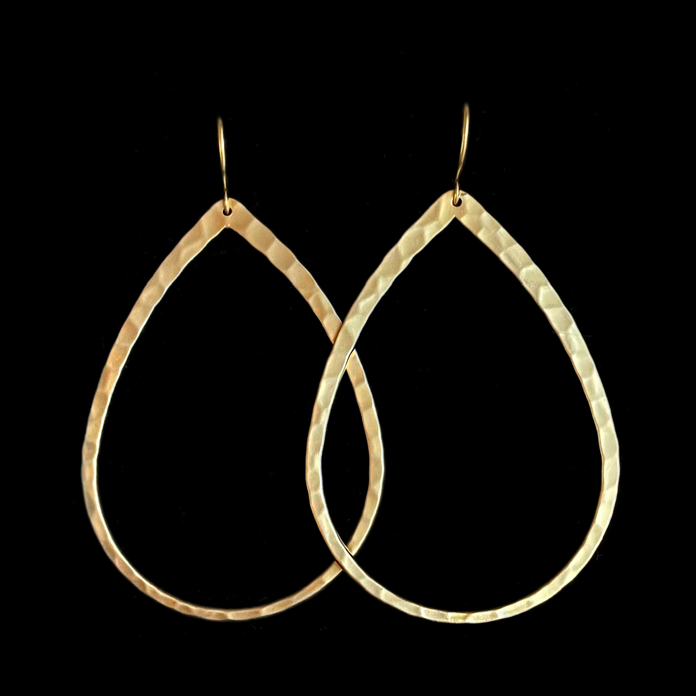 Grote druppelvormige gehamerde matgouden oorbellen - Lavan - Afbeelding 3