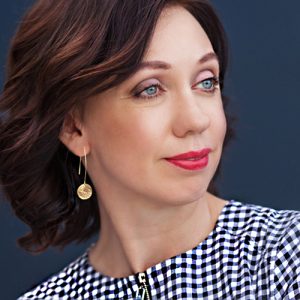 Lange matgouden oorbellen met muntje - Flora