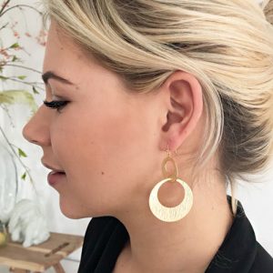 Handgemaakte elegante goldplated cirkel oorbellen met cirkels en matte goudkleurige afwerking gedragen door model