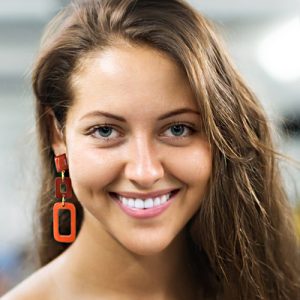statement oorbellen model julie van buffelhoorn in aardetinten met vergulde elementen.