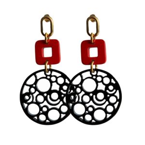 Statement oorbellen Vic in rood en zwart buffelhoorn, gedragen door model – elegant en opvallend
