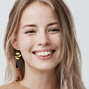 Moderne oorbellen blauw gekleurde jade - Janina