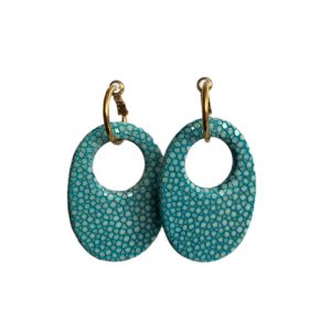 Close-up van turquoise roggenleren statement oorbellen met goldplated creool – Yoni"