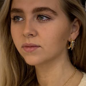Vergulde creolen met elegant waaiermotief – handgemaakt en lichtgewicht design
