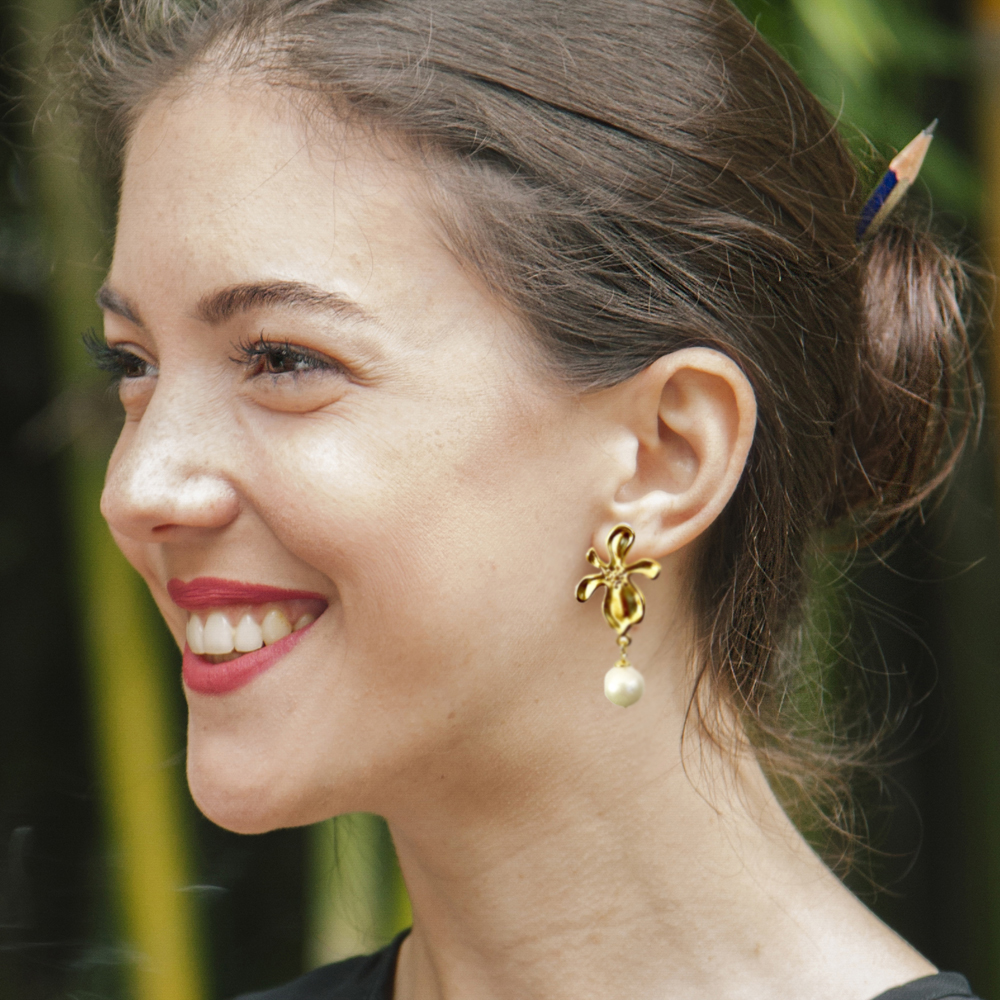 Oorsteker gouden bloem met parel - Christa