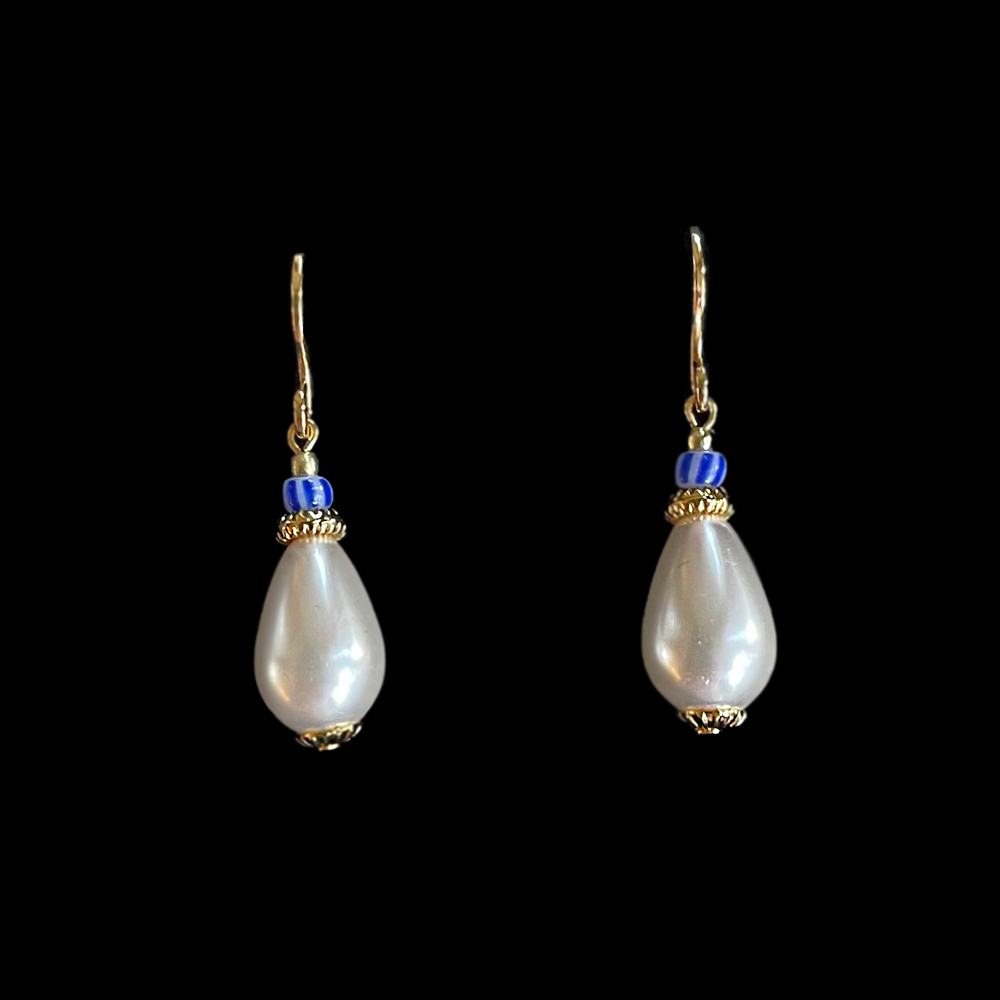 Delftsblauwe oorbellen kleine glasparel – Neeltje, Museumcollectie