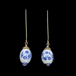 Delftsblauwe ovalen lange oorbellen – Olga uit de Museum collectie van Lara Design