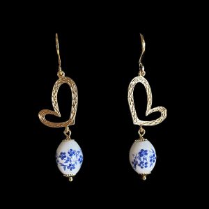 Oorbellen gouden hart delftsblauwe bedel – Jacoba, Museumcollectie