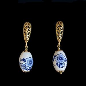 Delftsblauwe oorbellen met bewerkte oorhaak – Pieternella, tijdloos blauw-wit design