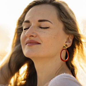 Oranje buffelhoorn oorbellen ovaal – Adia van Lara Design