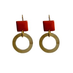 Ronde buffelhoorn oorbellen oranje naturel – Afra van Lara Design