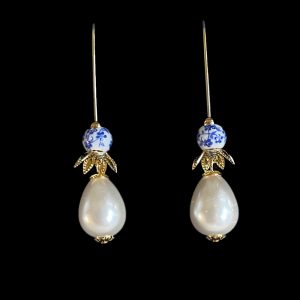 Elegante delftsblauwe parel oorbellen – Cornelia, Museumcollectie