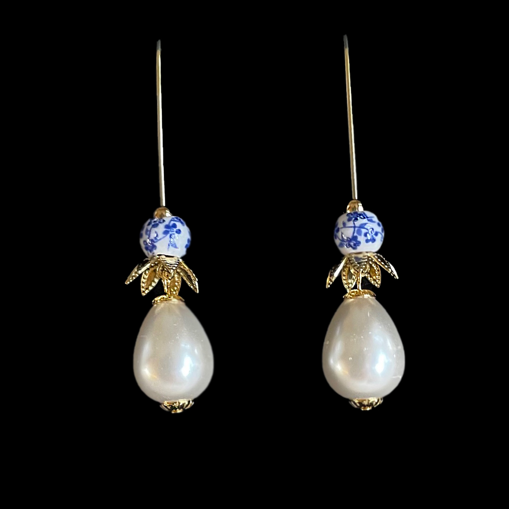 Elegante delftsblauwe parel oorbellen – Cornelia, Museumcollectie