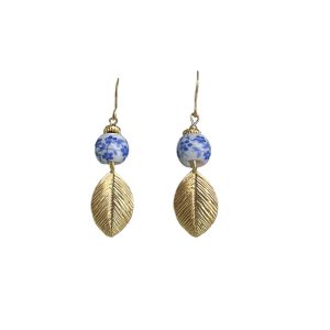 Delfts blauwe oorbellen verguld veertje – Vera, elegant Nederlands design