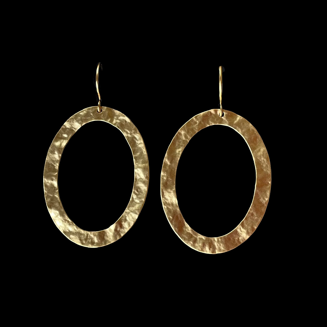 Ovalen gehamerde oorbellen matgoud verguld -Iris - Afbeelding 2