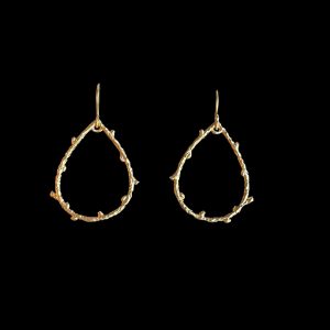 Druppel oorbel takjes motief matgoud Veda – elegante lichte oorbellen van Lara Design