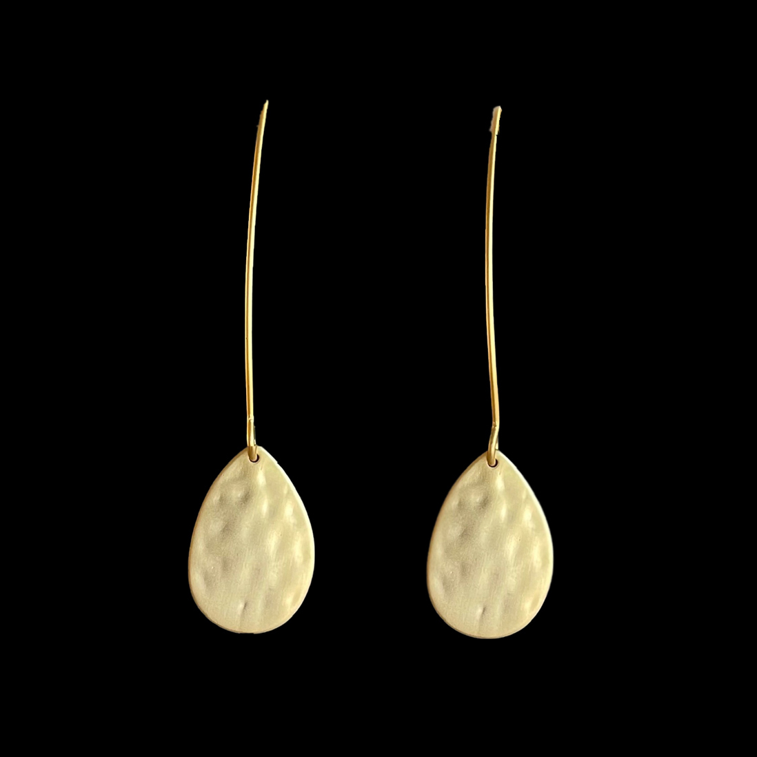Lange matgouden oorbellen met druppel Judy – elegante lichte oorbellen