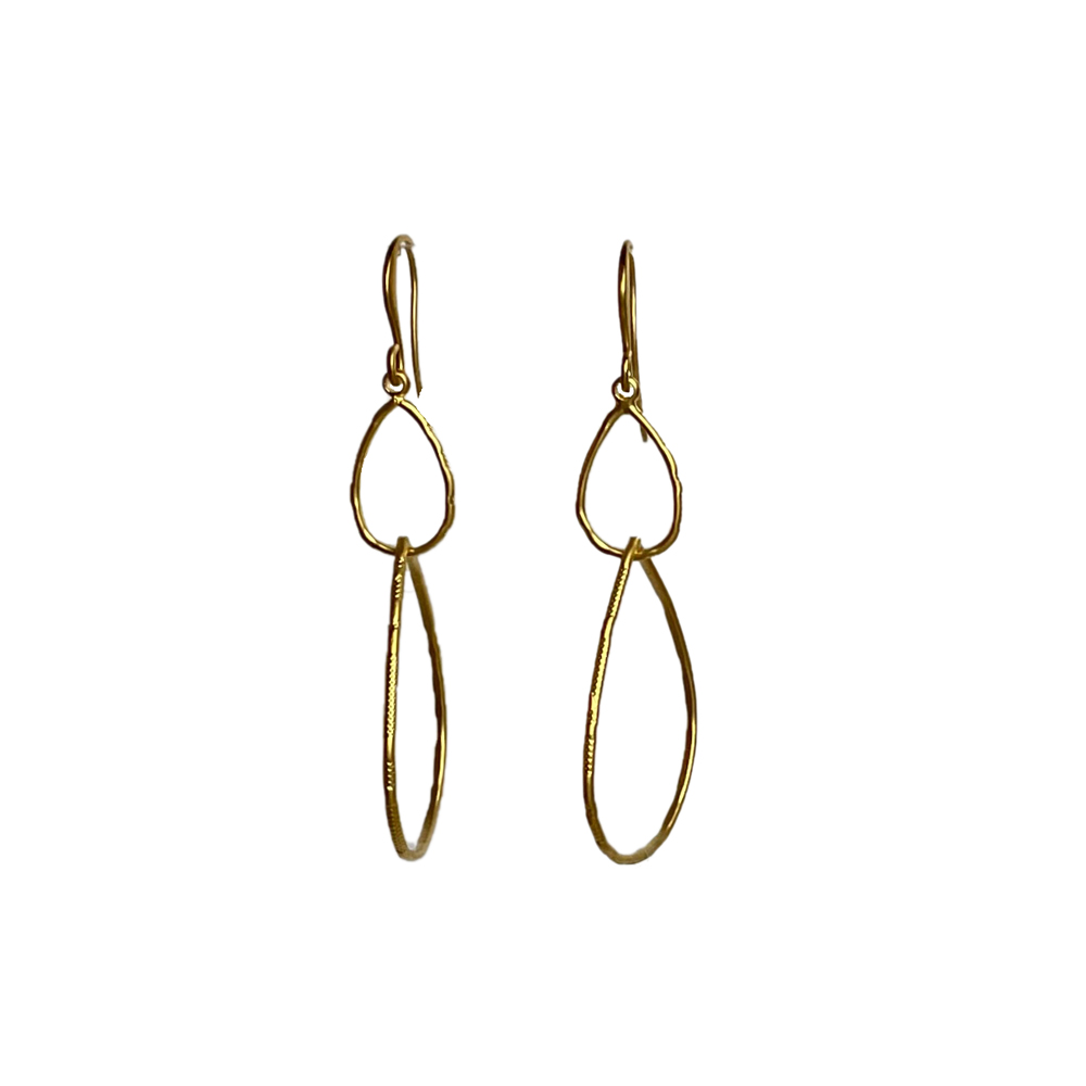 Oorbellen gedraaide druppels matgoud verguld Hana – elegante lichte oorbellen