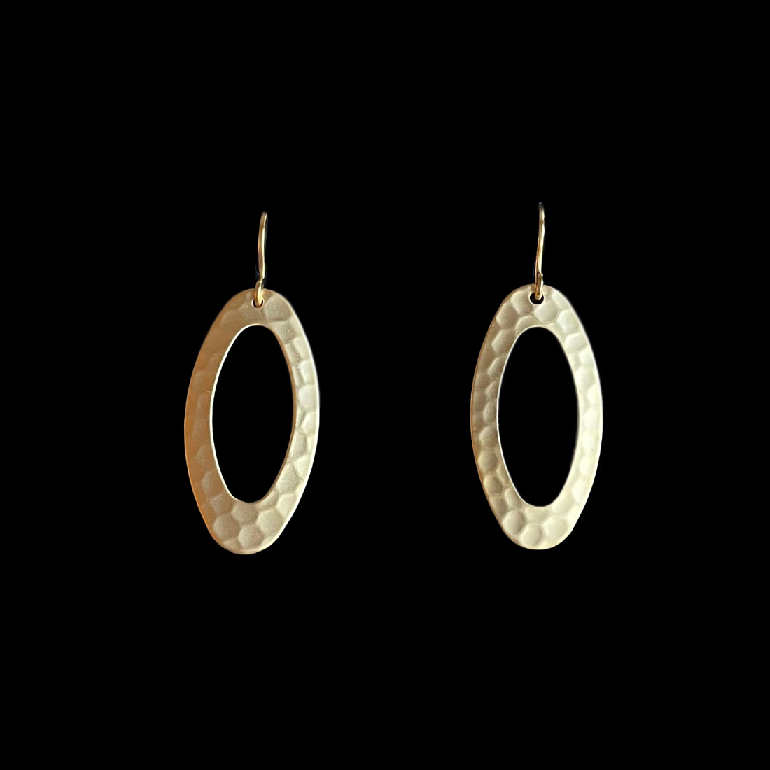Oorbellen hanger gehamerd ovaal matgoud verguld - Jinthe - Afbeelding 2