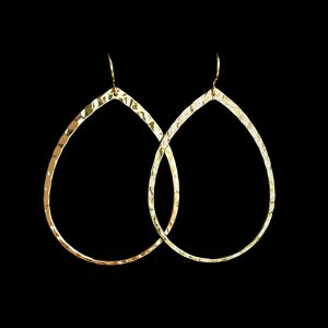 grote gouden druppel oorbellen gehamerd motief hera