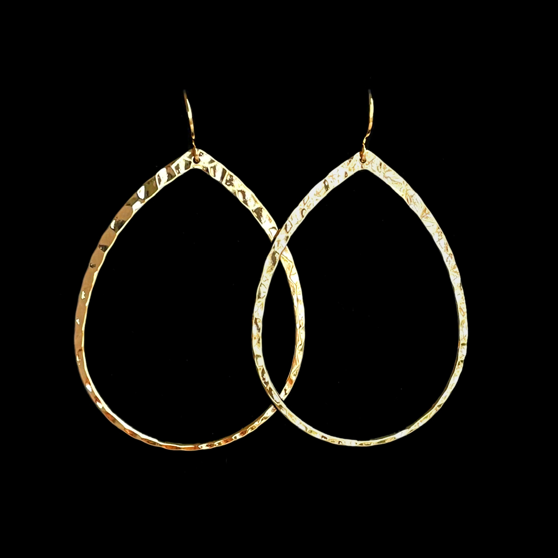 grote gouden druppel oorbellen gehamerd motief hera