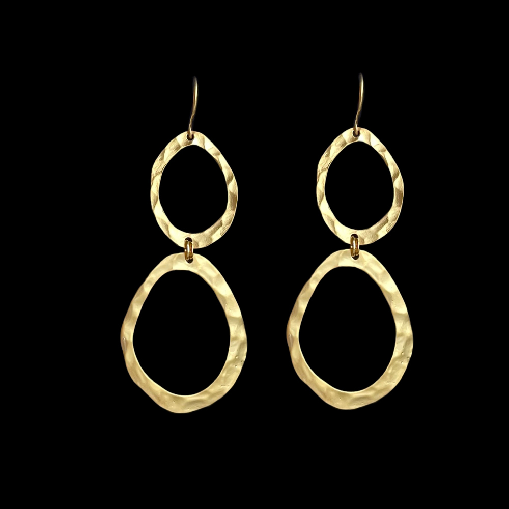 Gehamerde statement oorbellen matgoud verguld Nouri – elegante lichte oorbellen