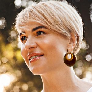 Ronde buffelhoorn oorbellen okergeel – Andrea handgemaakt design