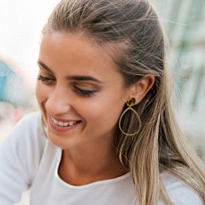 Druppel oorbellen met tortoise oorknop – Solene mat verguld