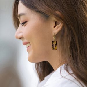 Moderne tortois oorbellen rechthoek – Aline in warme bruintinten