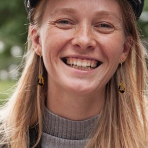 Lange oorbellen hanger tortoise patroon – Cato met elegante druppelvorm